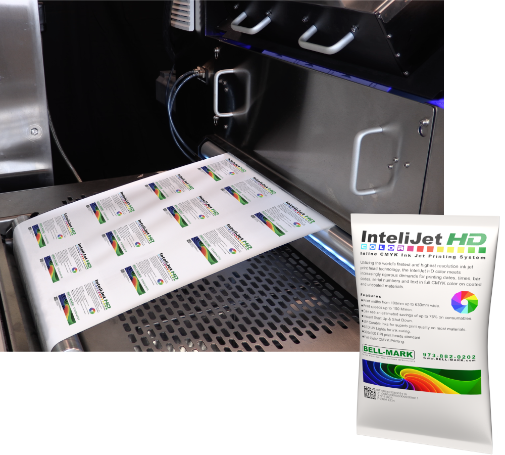 InteliJet HD 3S - Material kommt aus dem Drucker – ein Beispiel für eine bedruckte Verpackung